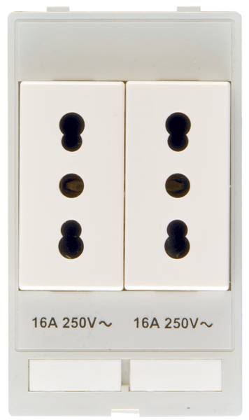 Doppelsteckdose mit Beschriftung '16A 250V~', weiße Oberfläche. Geeignet für elektrische Geräte bis 250 Volt und 16 Ampere.