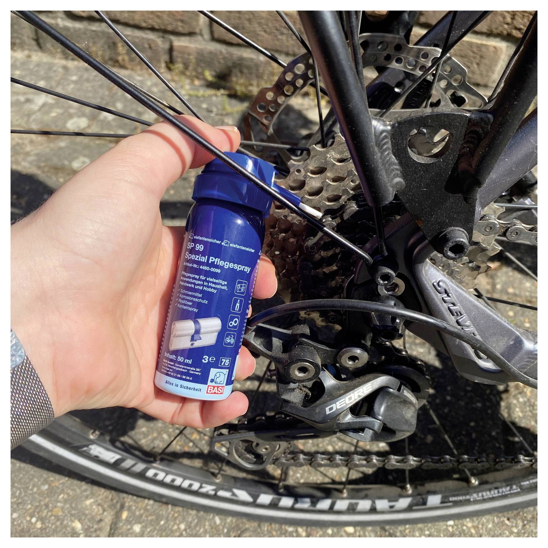 Eine Hand hält eine kleine blaue Flasche mit der Aufschrift 