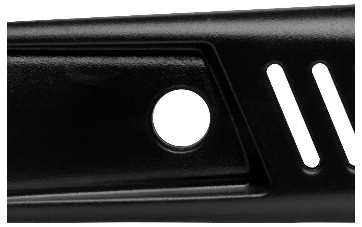 Nahaufnahme eines schwarzen, rechteckigen Metallstücks mit Loch und Schlitzen. Es scheint Teil eines größeren mechanischen Objekts zu sein.