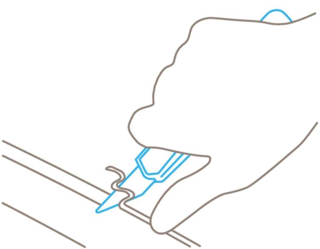 Eine Hand hält einen Stift und zieht damit eine geschwungene Linie auf einem Blatt Papier.