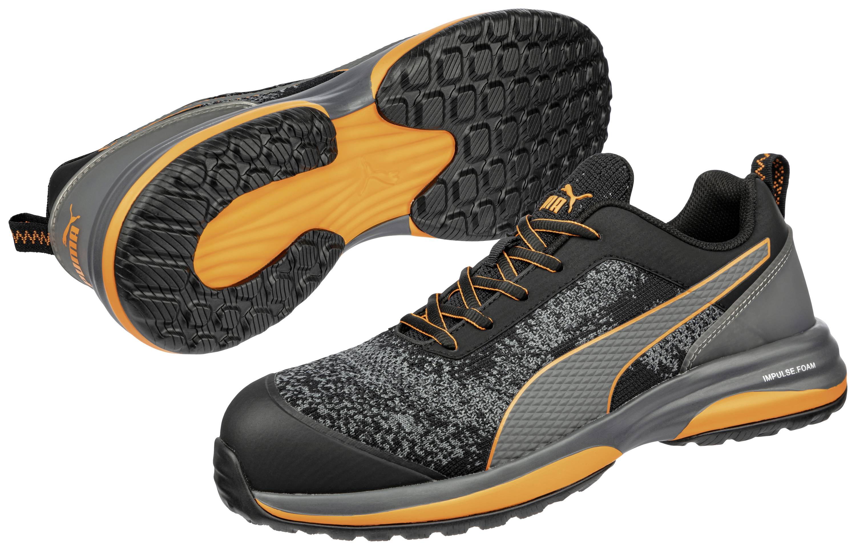 Schwarze und orangefarbene Sportschuhe, einer von der Seite und der andere von unten gezeigt. Rutschfeste Sohle und gepolsterte Einlegesohle.