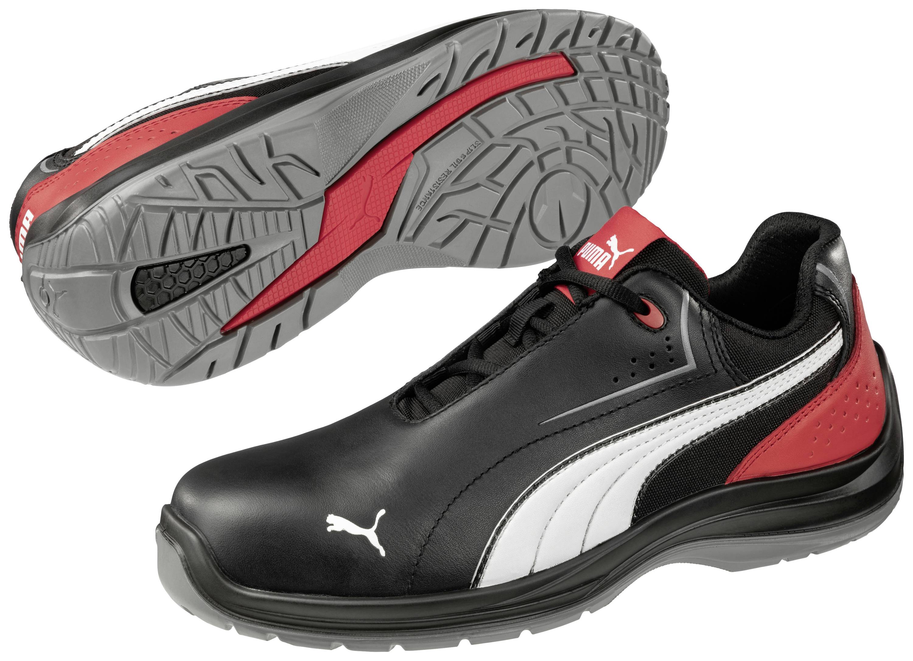 Zwei Sportschuhe, die Marke zeigt ein weißes und rotes Design mit grauer Sohle. Einer ist seitlich, der andere von unten sichtbar.