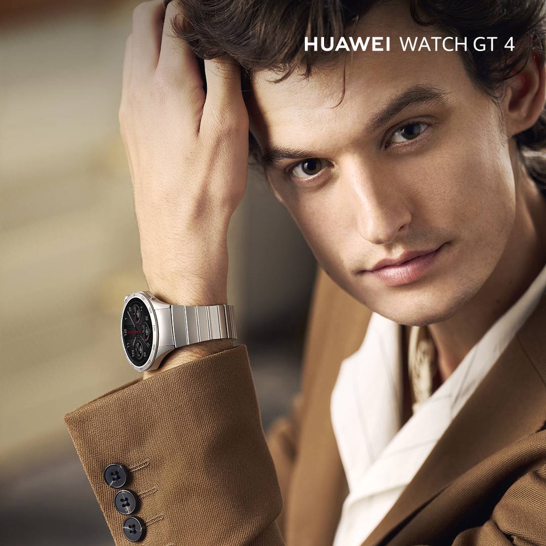 Eine Person trägt eine Huawei Watch GT 4 mit silbernem Armband. Die Uhr zeigt die Zeit auf einem dunklen Zifferblatt an.