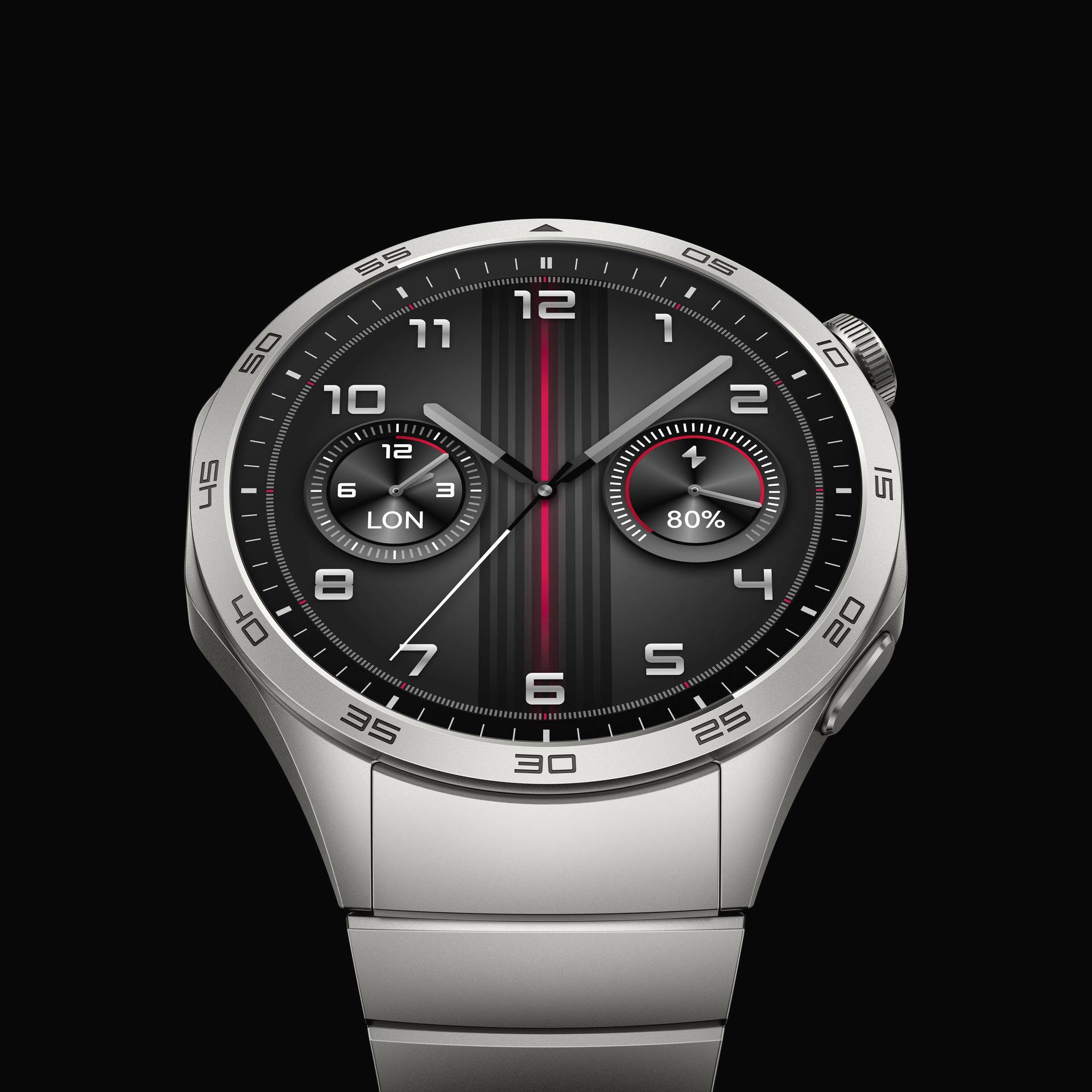 Eine silberne Armbanduhr mit schwarzen und roten Ziffernblättern zeigt 10:08 Uhr und 80% Akkuladung.