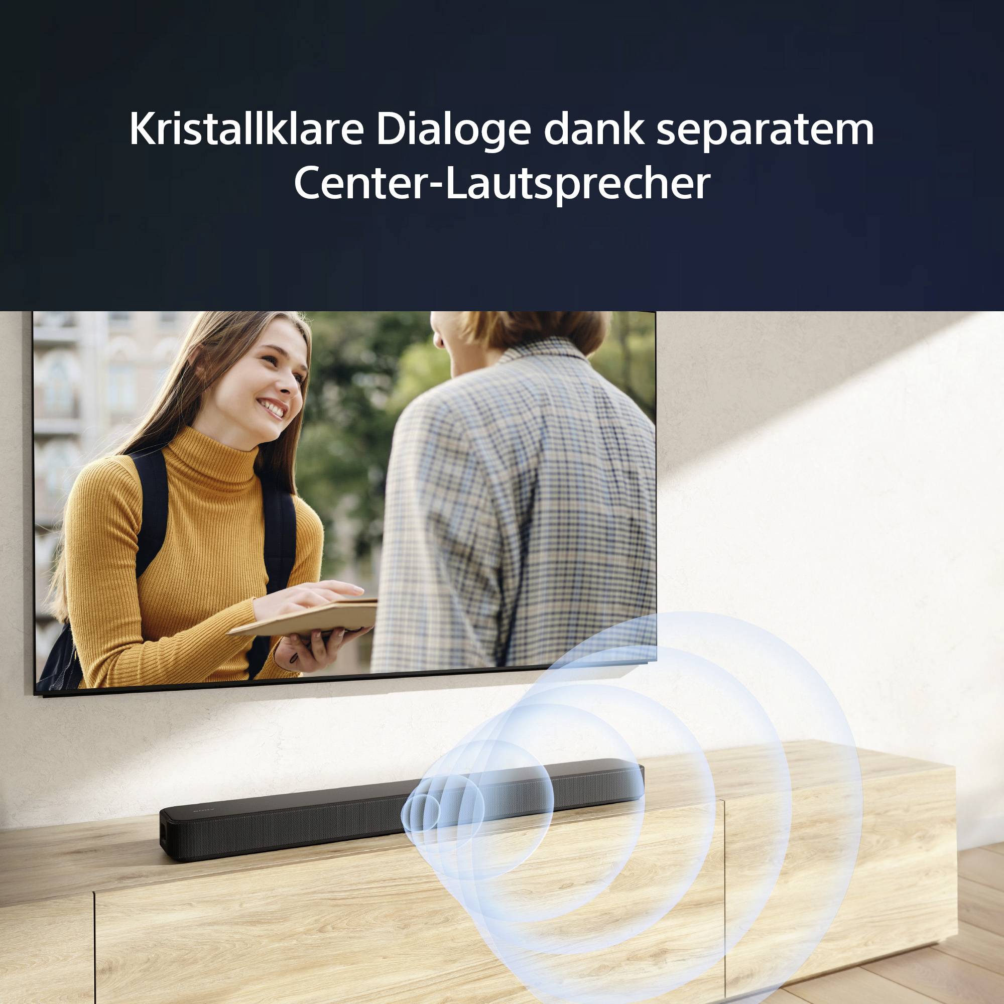 Eine Frau und ein Mann reden in einer TV-Szene. Der Text 'Kristallklare Dialoge dank separatem Center-Lautsprecher' erläutert die Funktion der Soundbar.
