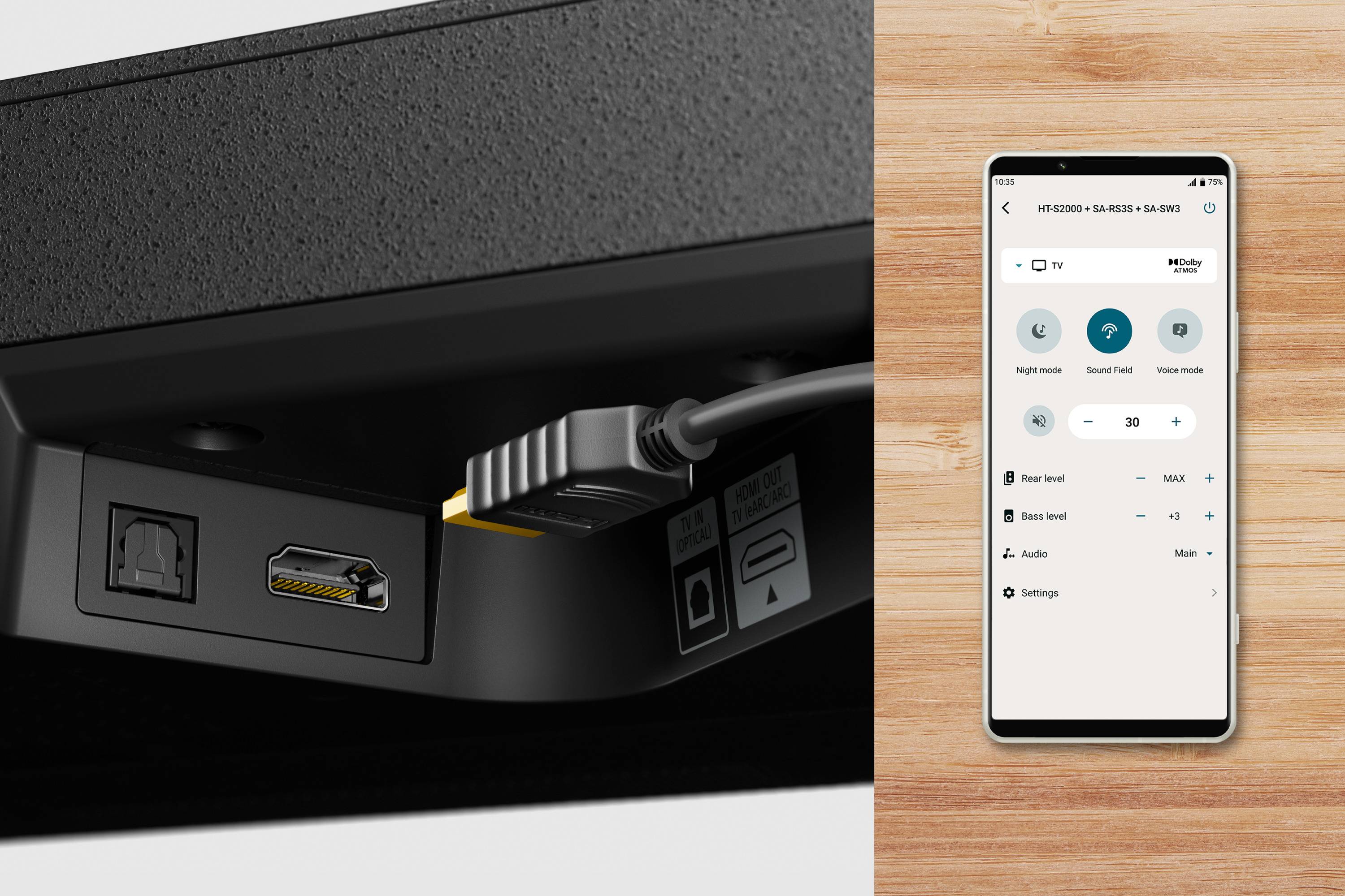 TV-Rückseite mit HDMI-ARC-Anschluss und optischem Anschluss; nebenan ein Smartphone mit geöffneter TV-Einrichtungs-App auf Holztisch.