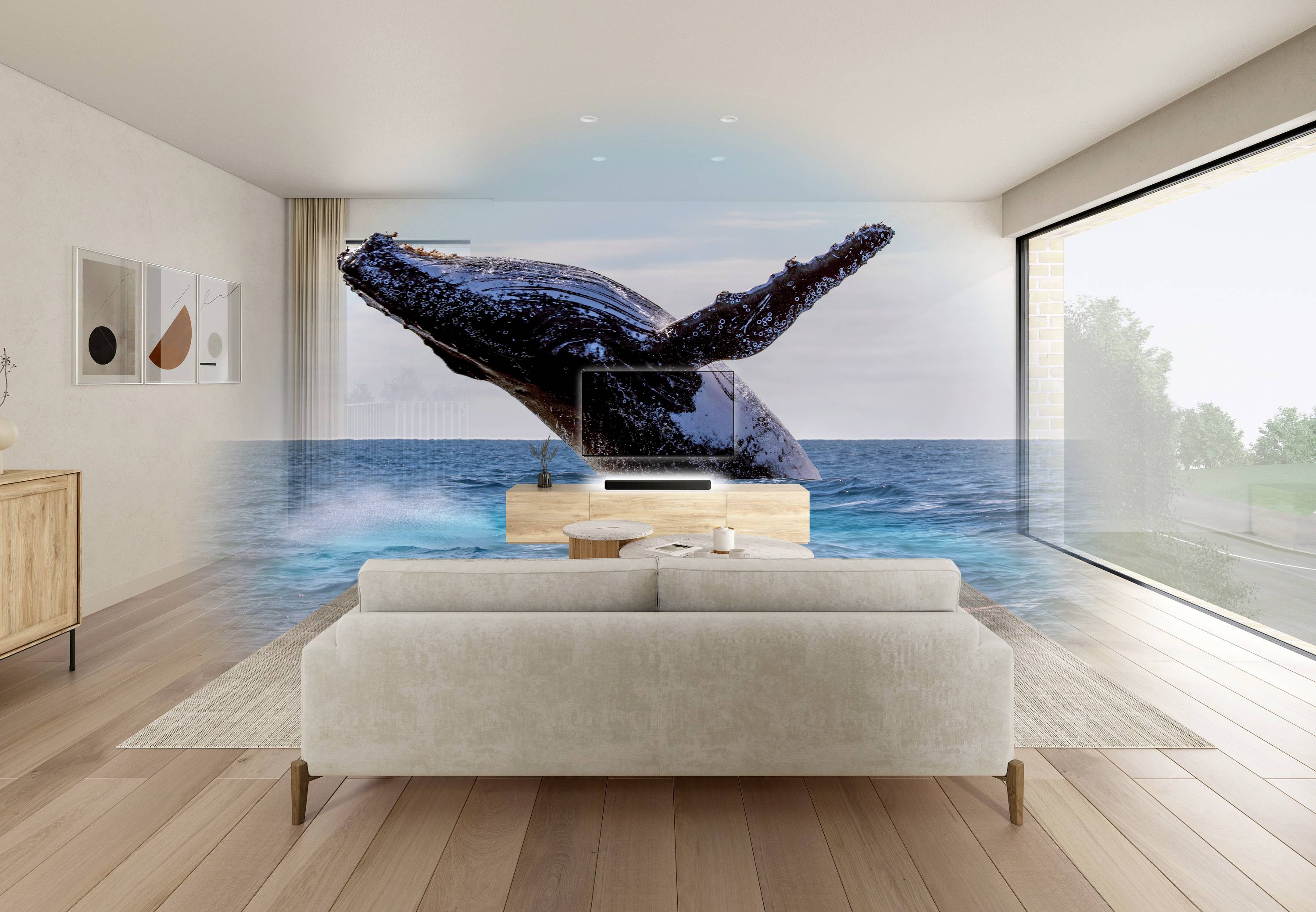 Ein modernes Wohnzimmer mit einem großen Fernseher, auf dem ein Wal aus dem Meer springt. Große Fenster bieten Blick auf grüne Natur.