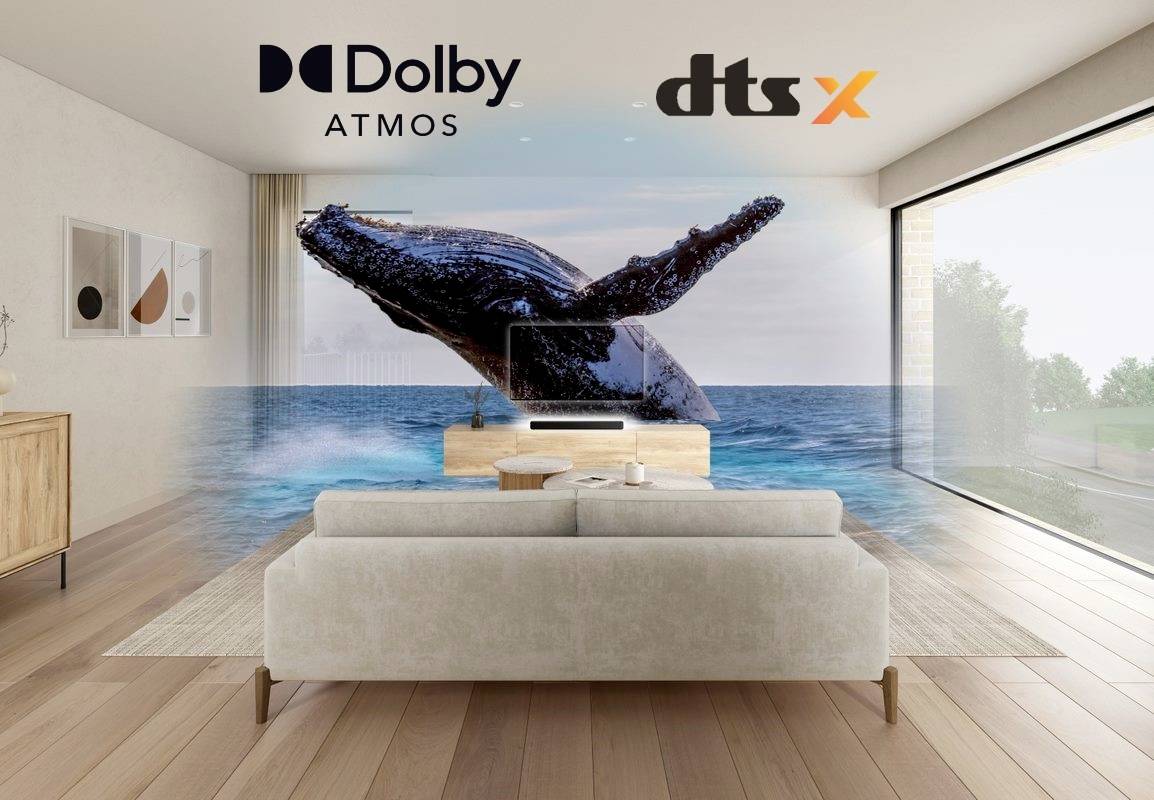 Ein Wohnzimmer mit einem Wal, der aus einem Fernseher springt. Die Logos 'Dolby Atmos' und 'dts X' sind oben zu sehen, Betonung auf Surround-Sound.