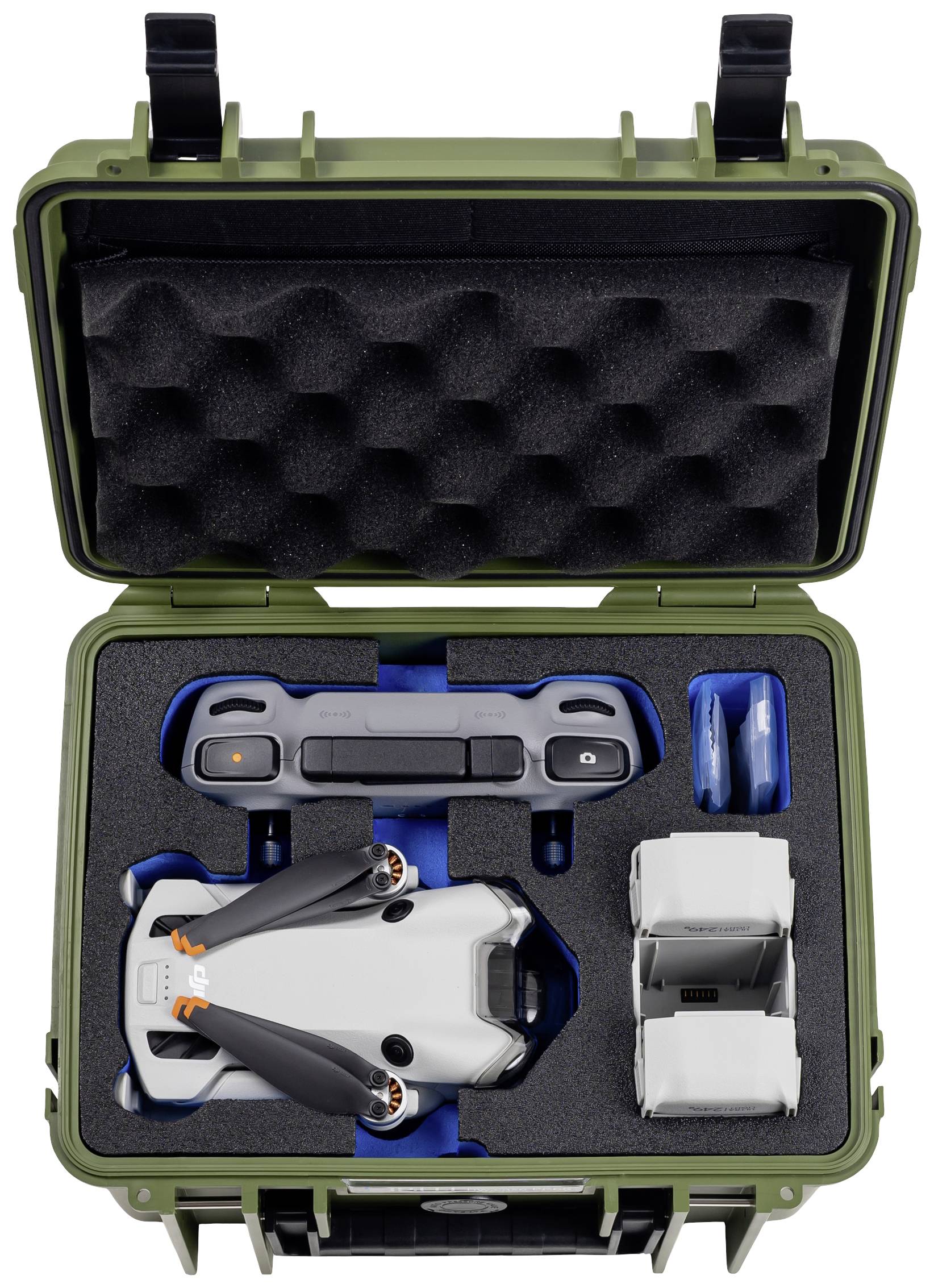 Drohne in grünem Schutzkoffer, umgeben von Controller und Zubehör, bereit für den Transport oder Einsatz im Feld.