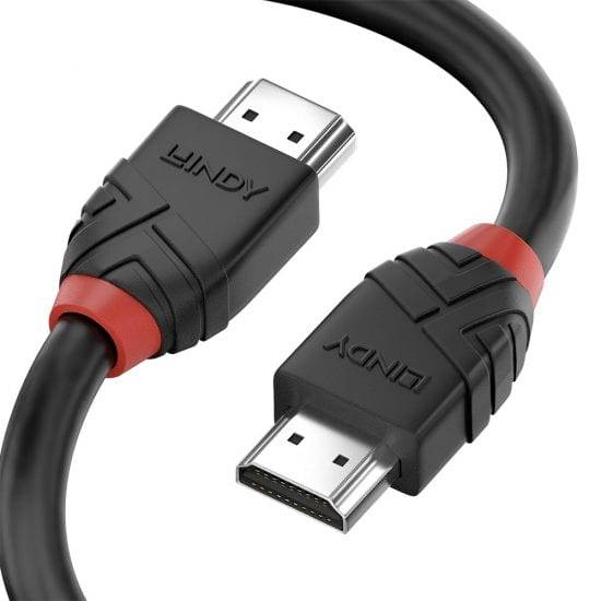 Ein schwarzes HDMI-Kabel mit roten Akzenten und zwei Steckern liegt auf einem weißen Hintergrund.