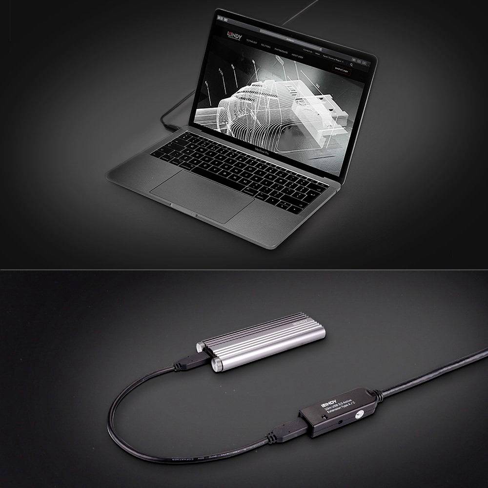 Ein Laptop zeigt ein 3D-Design auf dem Bildschirm. Darunter ein elektronisches Gerät, das per Kabel verbunden ist.