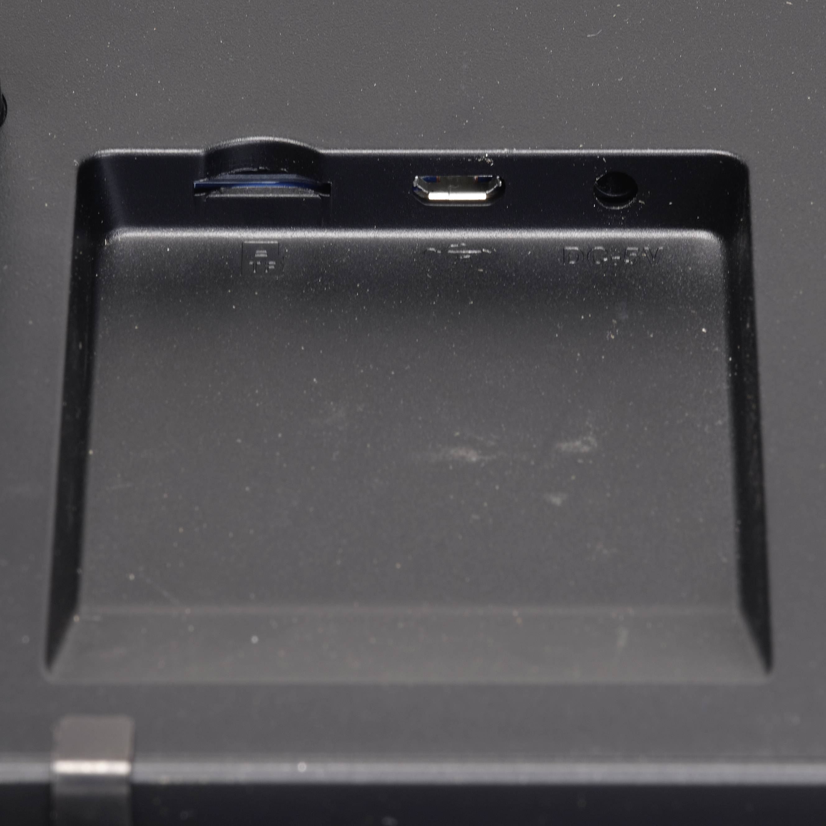 Ein leerer Steckplatz mit Micro-USB-Anschluss und Audiobuchse auf einem schwarzen Gerät. Verwendet für externe Verbindungen.