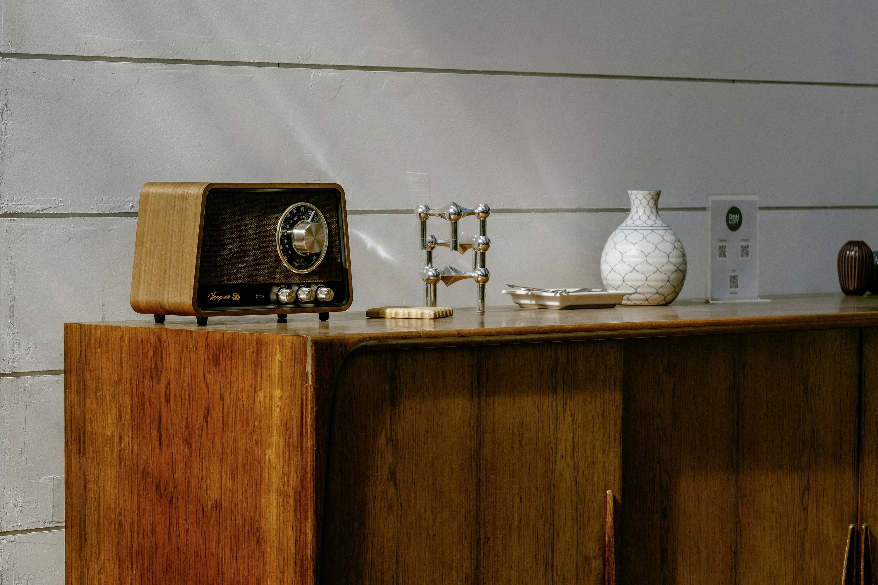 Sangean Premium Wooden Cabinet WR-101 Tischradio AM, FM Bluetooth®, AUX, UKW Walnuss