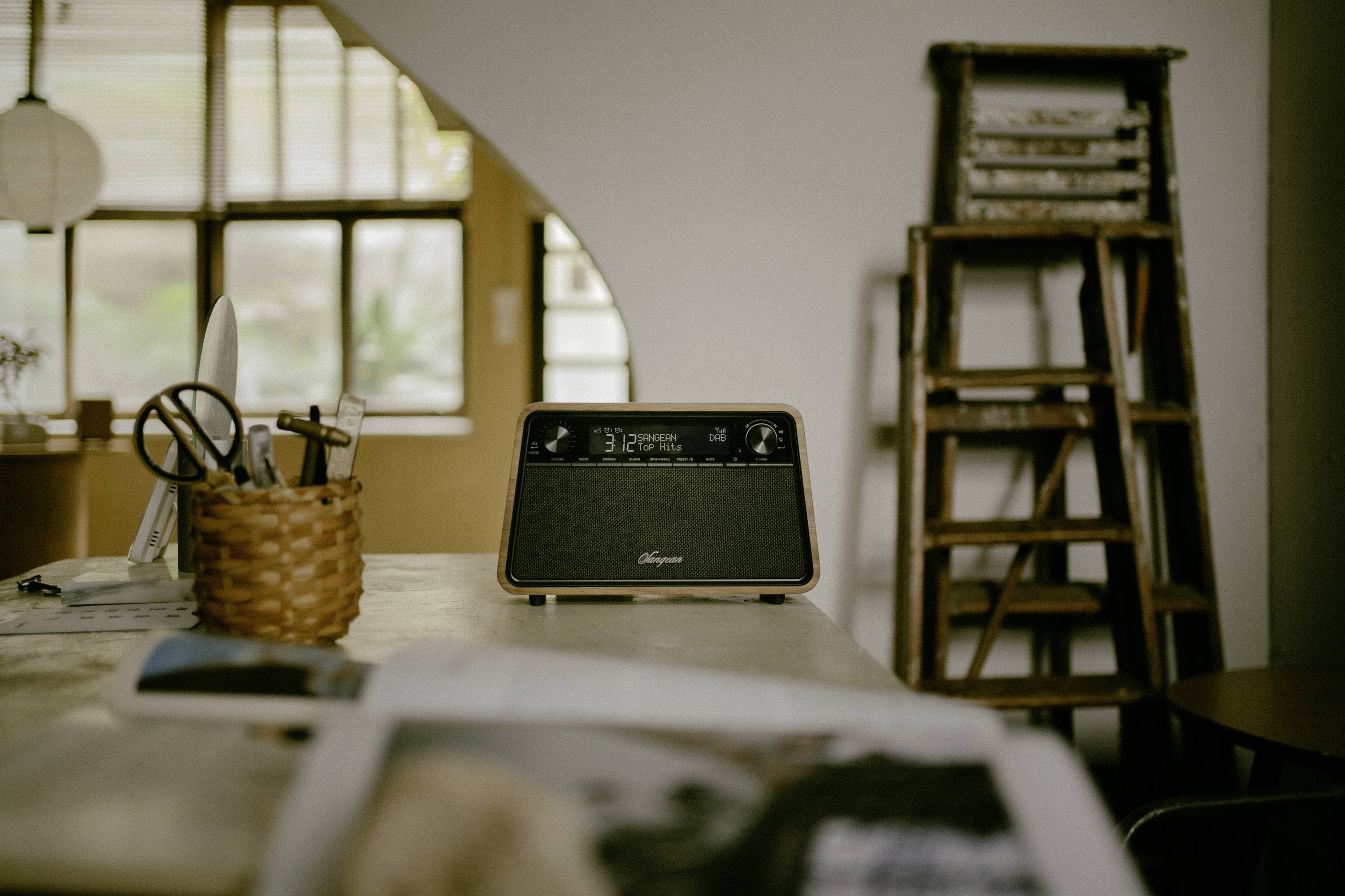 Sangean Premium Wooden Cabinet WR-201 Tischradio DAB+, FM DAB+, Bluetooth®, AUX, UKW Weckfunktion Walnuss