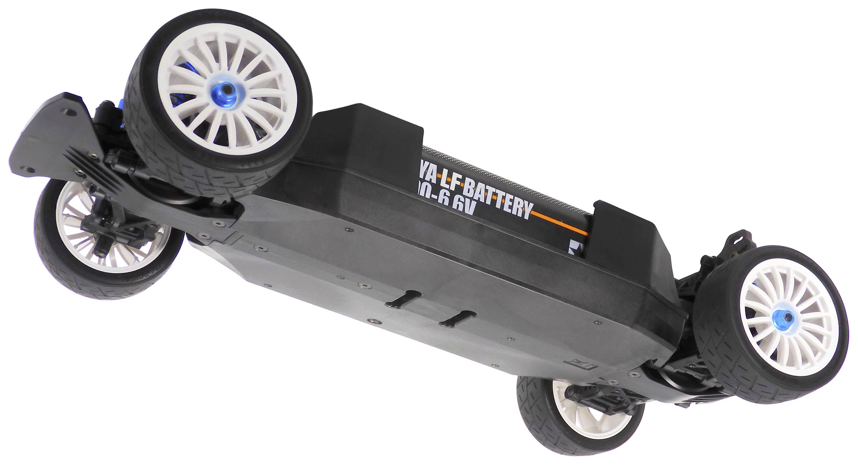 Modellauto-Chassis mit vier Rädern und einer sichtbaren Batterie in der Mitte. Das Fahrzeug liegt auf dem Kopf und zeigt seine Unterseite.
