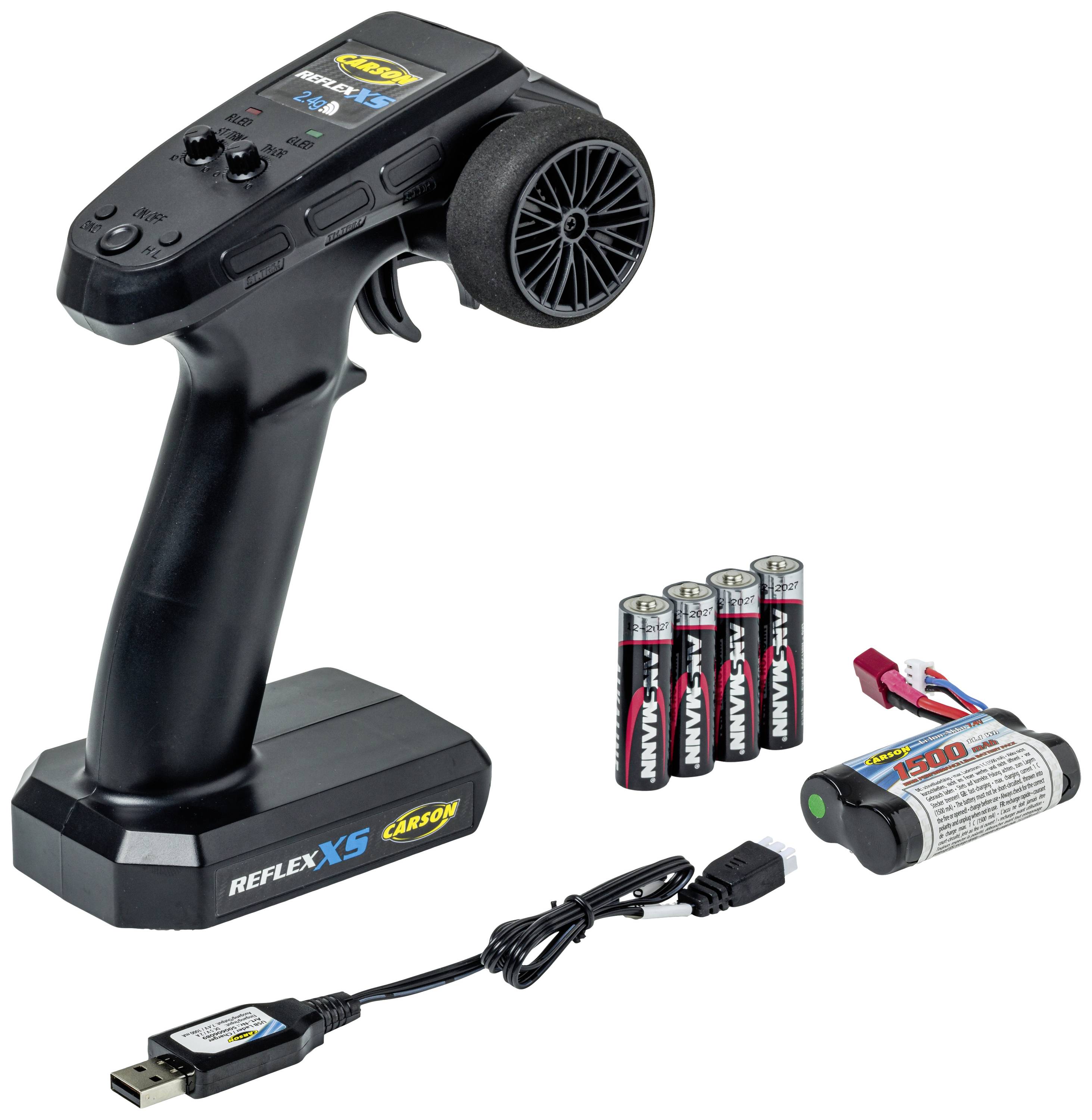 Eine schwarze Fernsteuerung, Batterien, ein Akku und ein USB-Ladekabel auf weißem Hintergrund. Die Fernsteuerung ist für RC-Modelle.