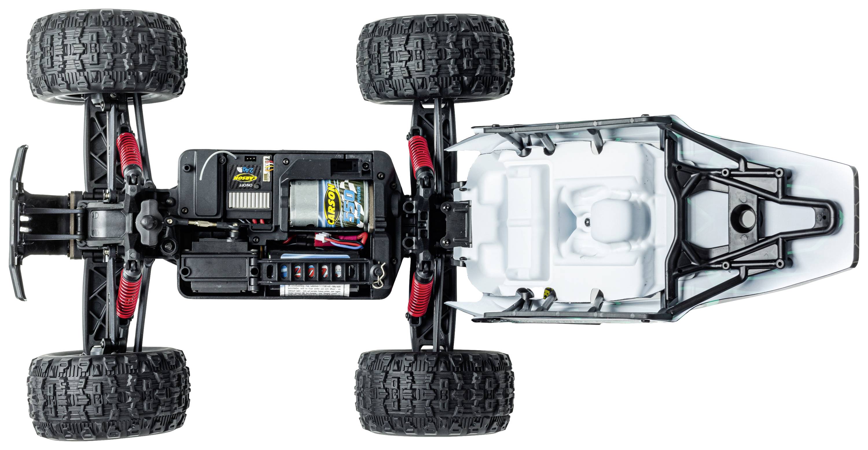 Ferngesteuertes Modellauto von unten gesehen. Sichtbar sind die Reifen, der Motor und der Batteriebehälter.