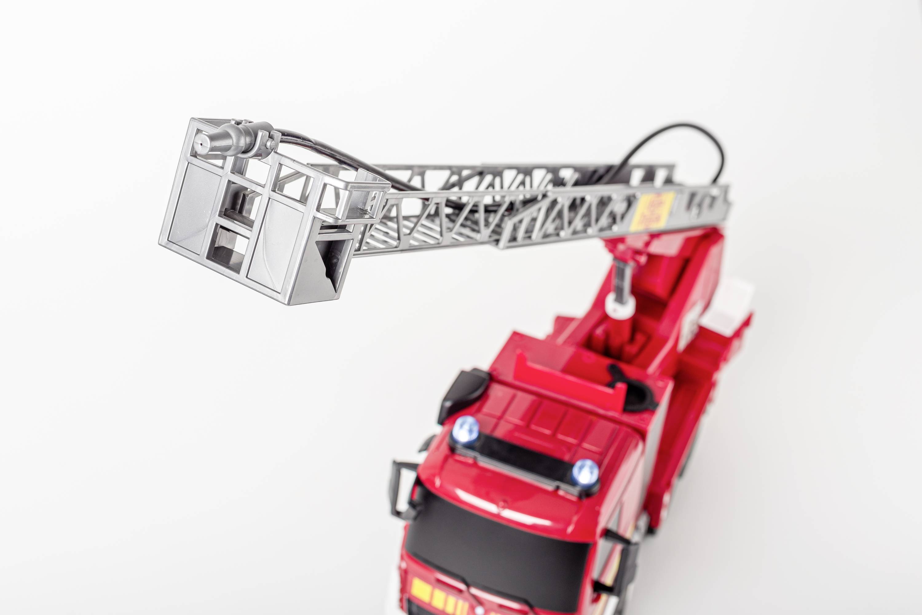 Carson Modellsport MB Arocs Feuerwehr m. Drehleiter 1:20 RC Einsteiger Funktionsmodell LKW