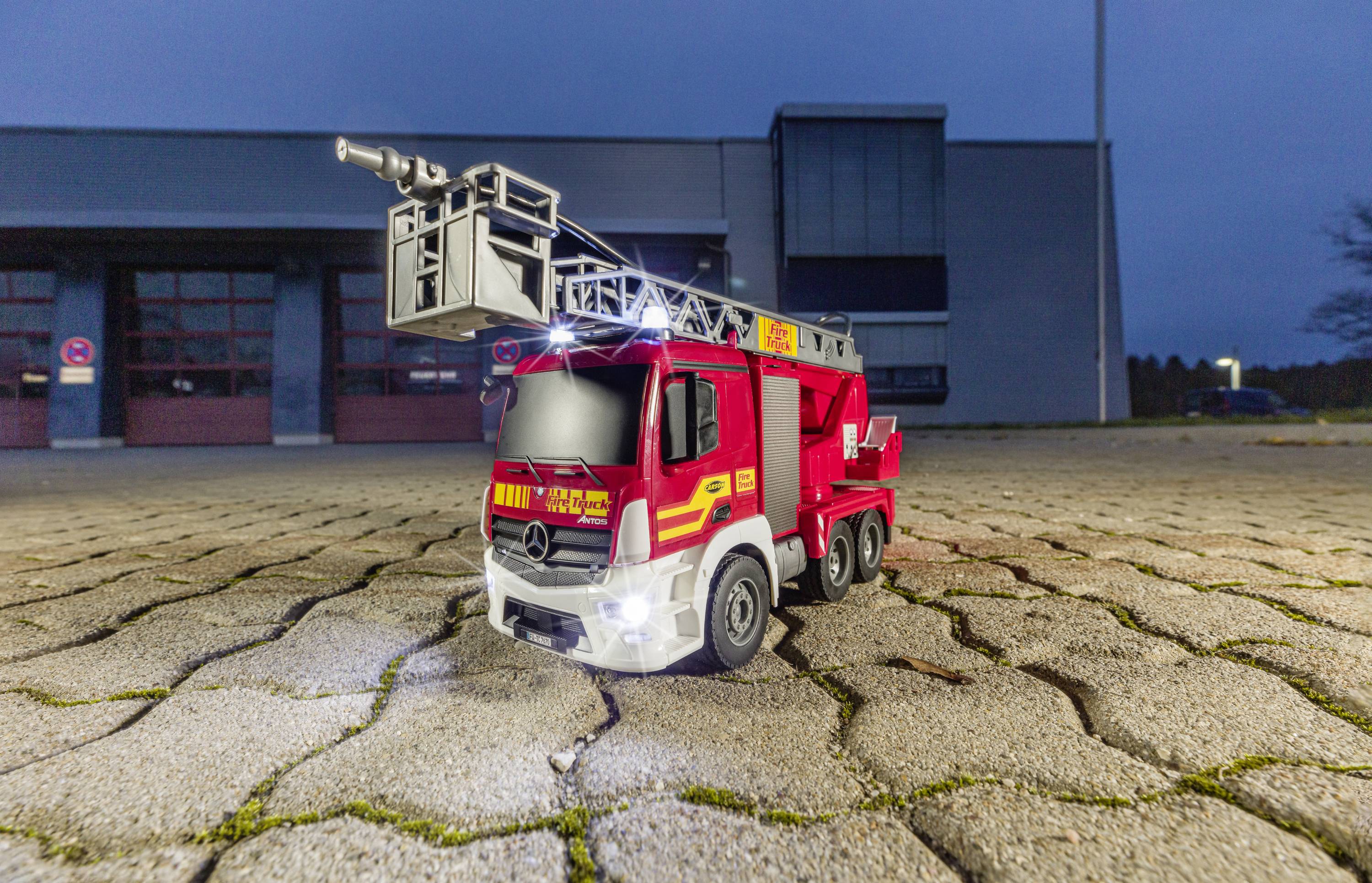 Carson Modellsport MB Arocs Feuerwehr m. Drehleiter 1:20 RC Einsteiger Funktionsmodell LKW