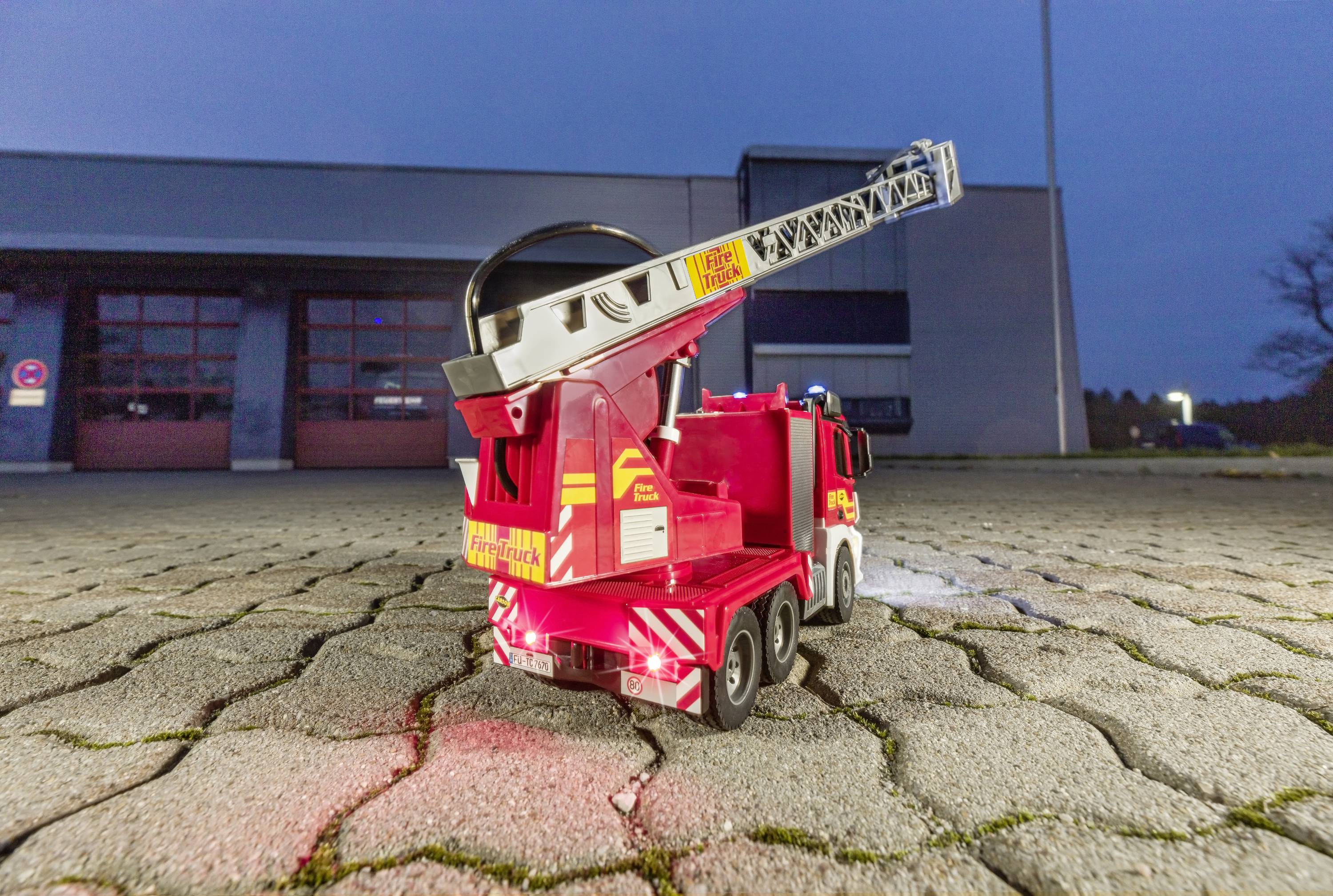 Carson Modellsport MB Arocs Feuerwehr m. Drehleiter 1:20 RC Einsteiger Funktionsmodell LKW
