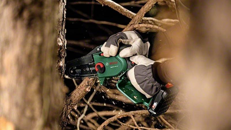 Bosch Home and Garden EasyChain 18V-15-7 mit Akku 2.5Ah Akku-Kettensäge
