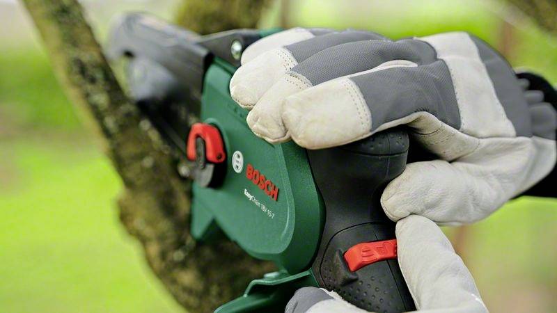 Bosch Home and Garden EasyChain 18V-15-7 mit Akku 2.5Ah Akku-Kettensäge