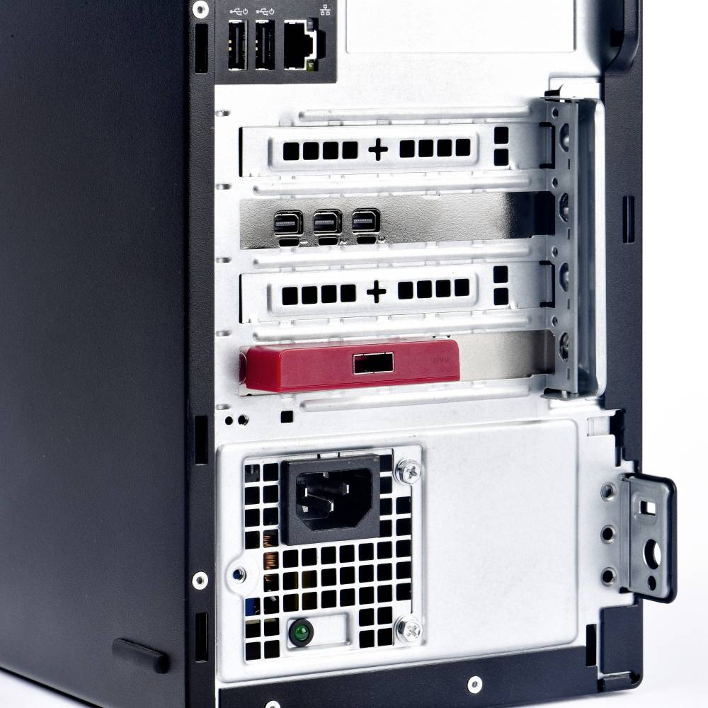 Ein Computergehäuse von hinten, zeigt Anschlüsse wie USB und Ethernet sowie Erweiterungsslots und Lüfteröffnung.