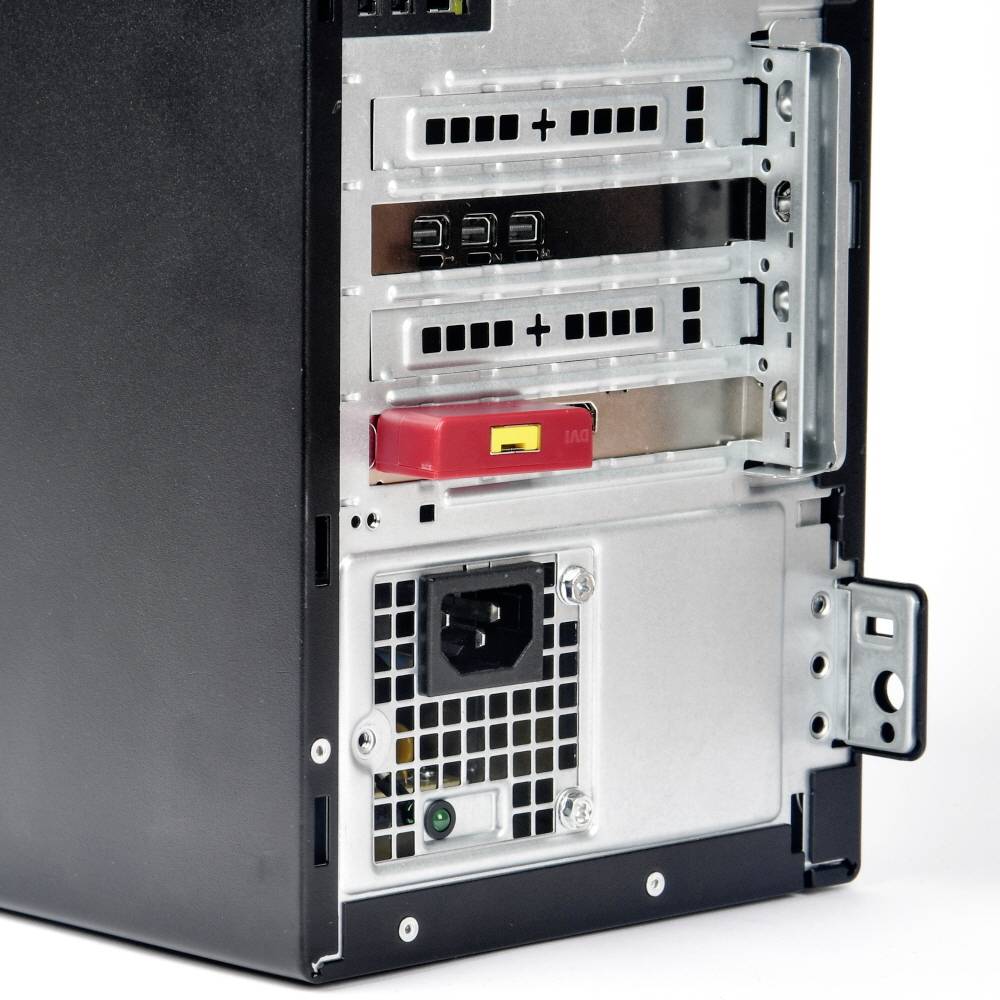 Rückseite eines Desktop-Computers mit mehreren Anschlussmöglichkeiten, darunter drei Erweiterungssteckplätze und ein Netzanschluss.