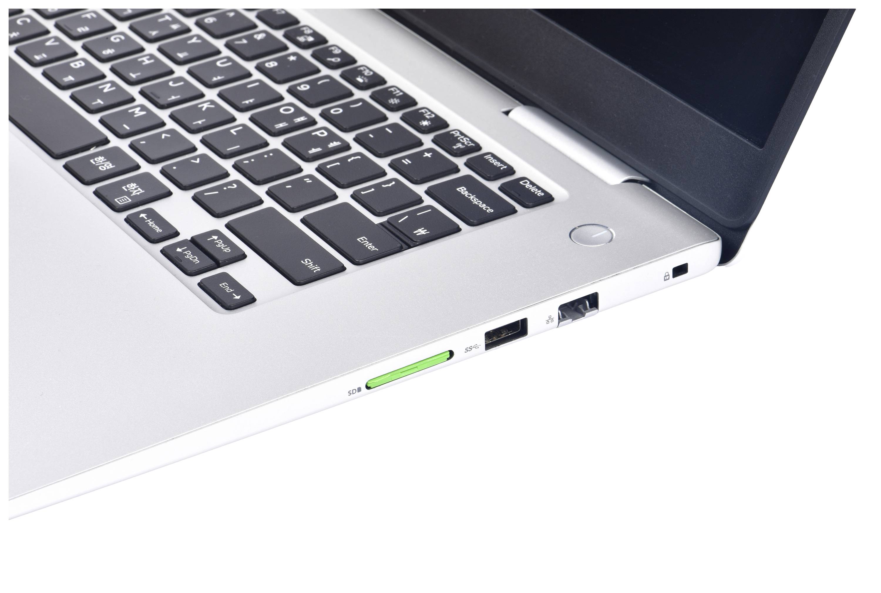 Eine Nahaufnahme einer silbernen Laptoptastatur mit angeschlossenem USB-Stick auf der linken Seite.