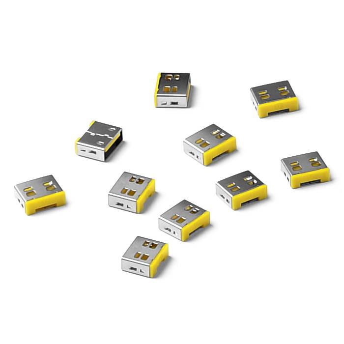 Mehrere USB-Sticks mit gelbem und silbernem Design sind unregelmäßig verteilt auf weißem Hintergrund platziert.