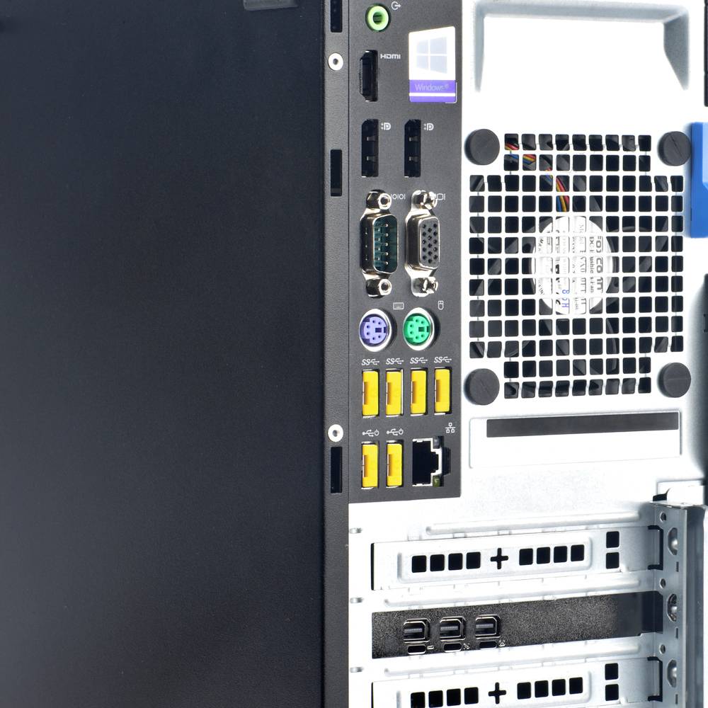 Rückseite eines Desktop-Computers mit sichtbaren Anschlüssen einschließlich USB, Ethernet, und VGA. Gehäuselüfter ist ebenfalls sichtbar.