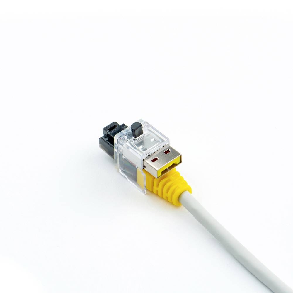 Ein USB-Stecker mit einem integrierten, winzigen Schraubendreher als multifunktionales Werkzeug auf weißem Hintergrund.