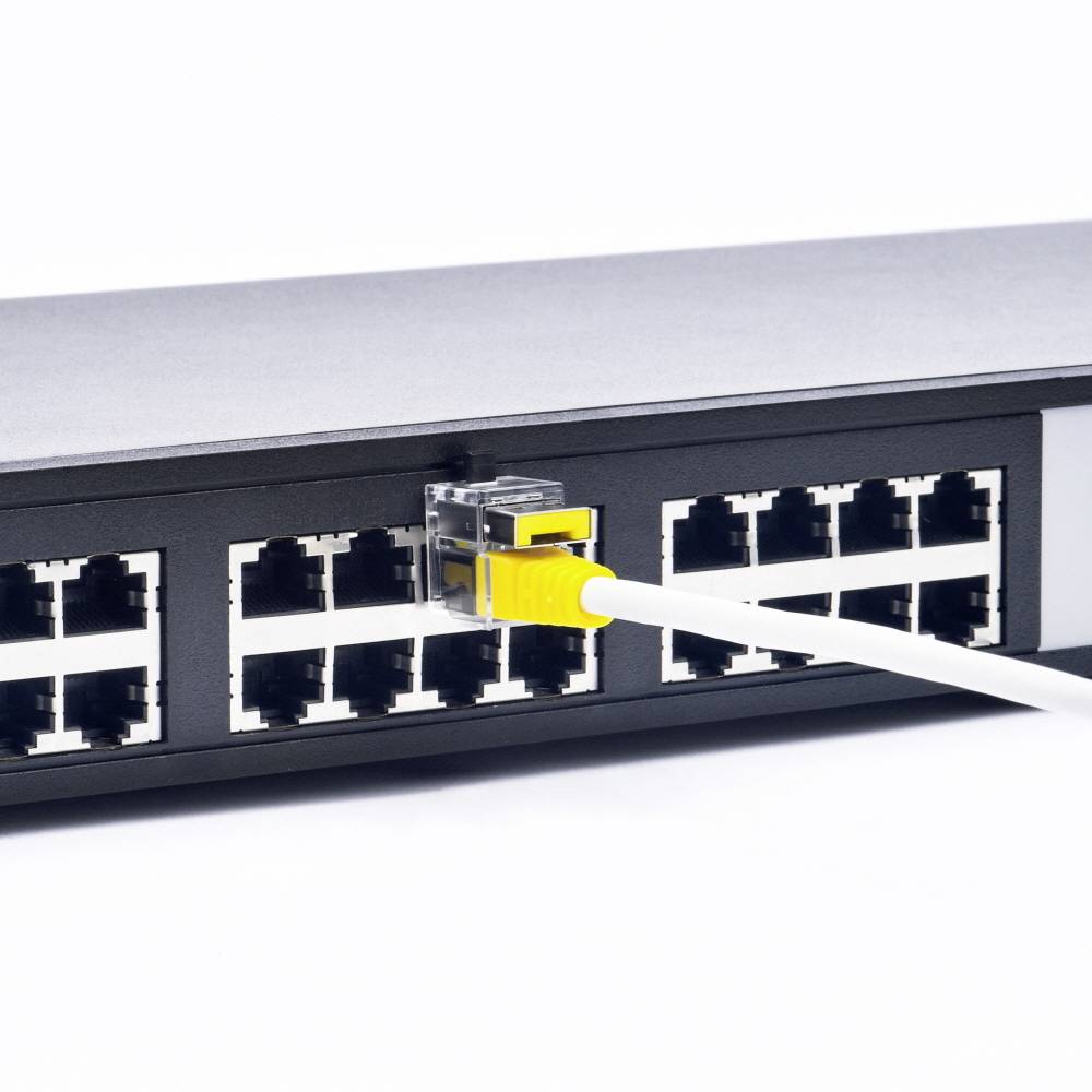 Netzwerk-Switch mit mehreren Ethernet-Ports, bei dem ein gelbes Kabel in einen Port eingesteckt ist.