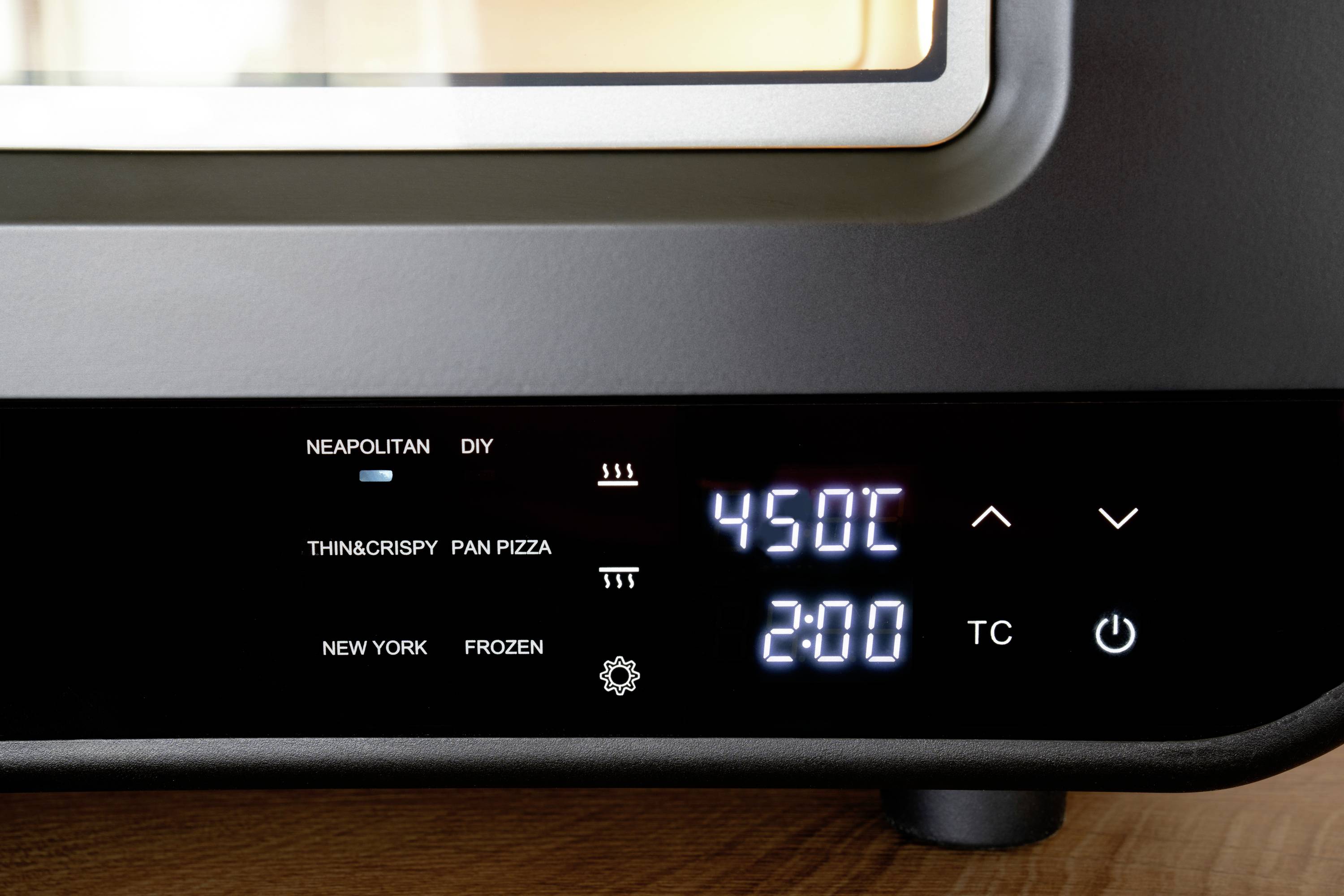 Ein Ofendisplay zeigt verschiedene Einstellungen: 'Neapolitan', 'DIY', 'Thing&crispy', 'Pan Pizza', 'New York', 'Frozen'. Temperatur ist 450°C, Zeit 2:00 Stunden.