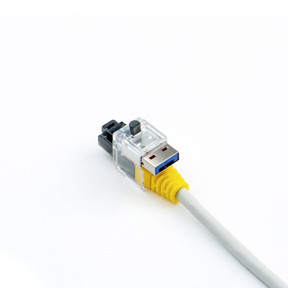 Ein Ethernet-Kabel mit einem transparenten Stecker liegt auf einem weißen Hintergrund.