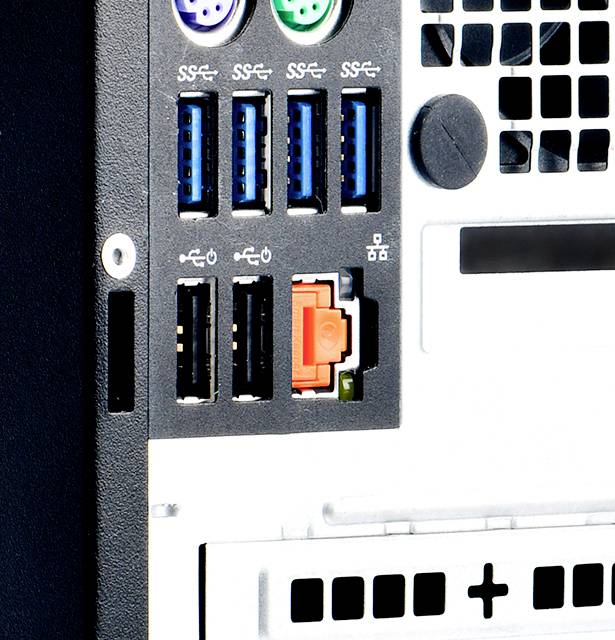 Ein Computergehäuse mit verschiedenen Anschlüssen: USB, Ethernet und Audio. Ein roter Clip sitzt in einem Steckplatz.