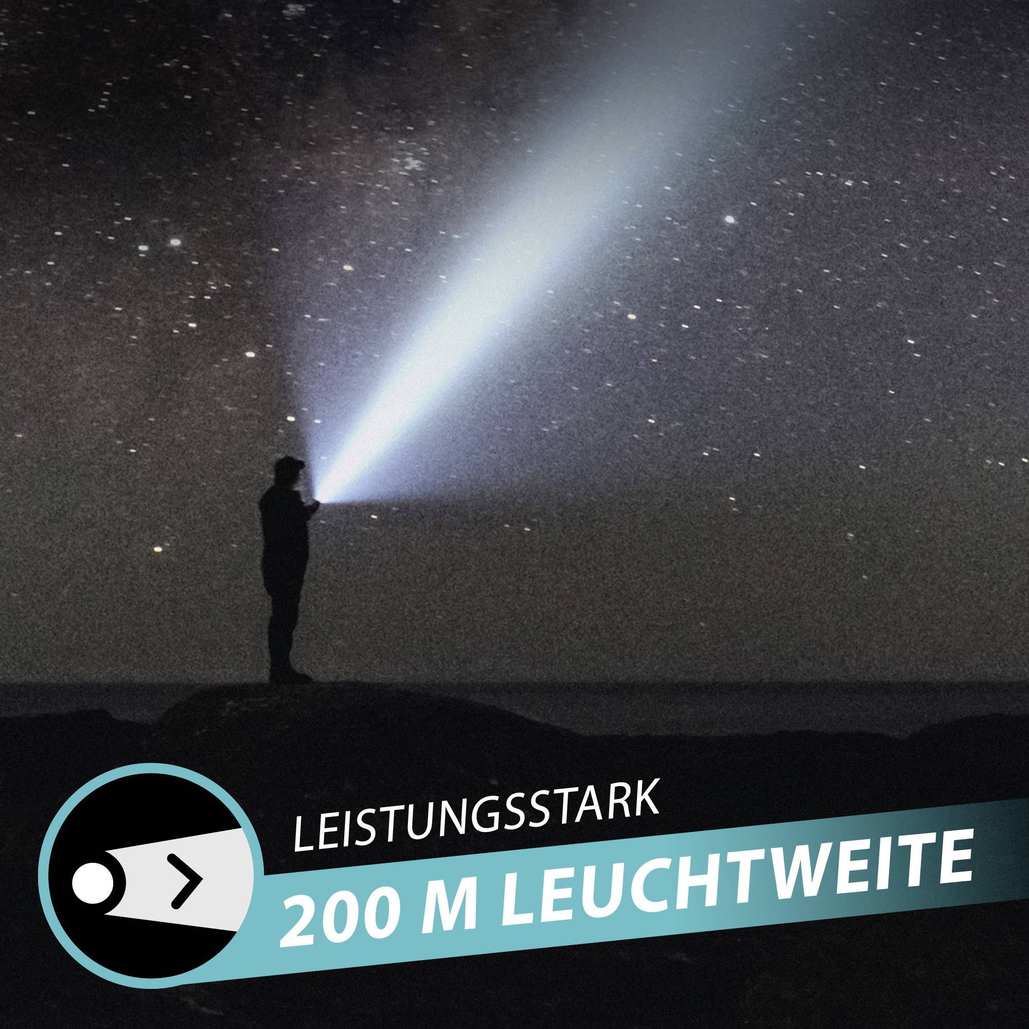 Eine Person steht in einer dunklen Landschaft und leuchtet mit einer Taschenlampe in den sternklaren Himmel. Text: 'Leistungsstark, 200 m Leuchtweite'.