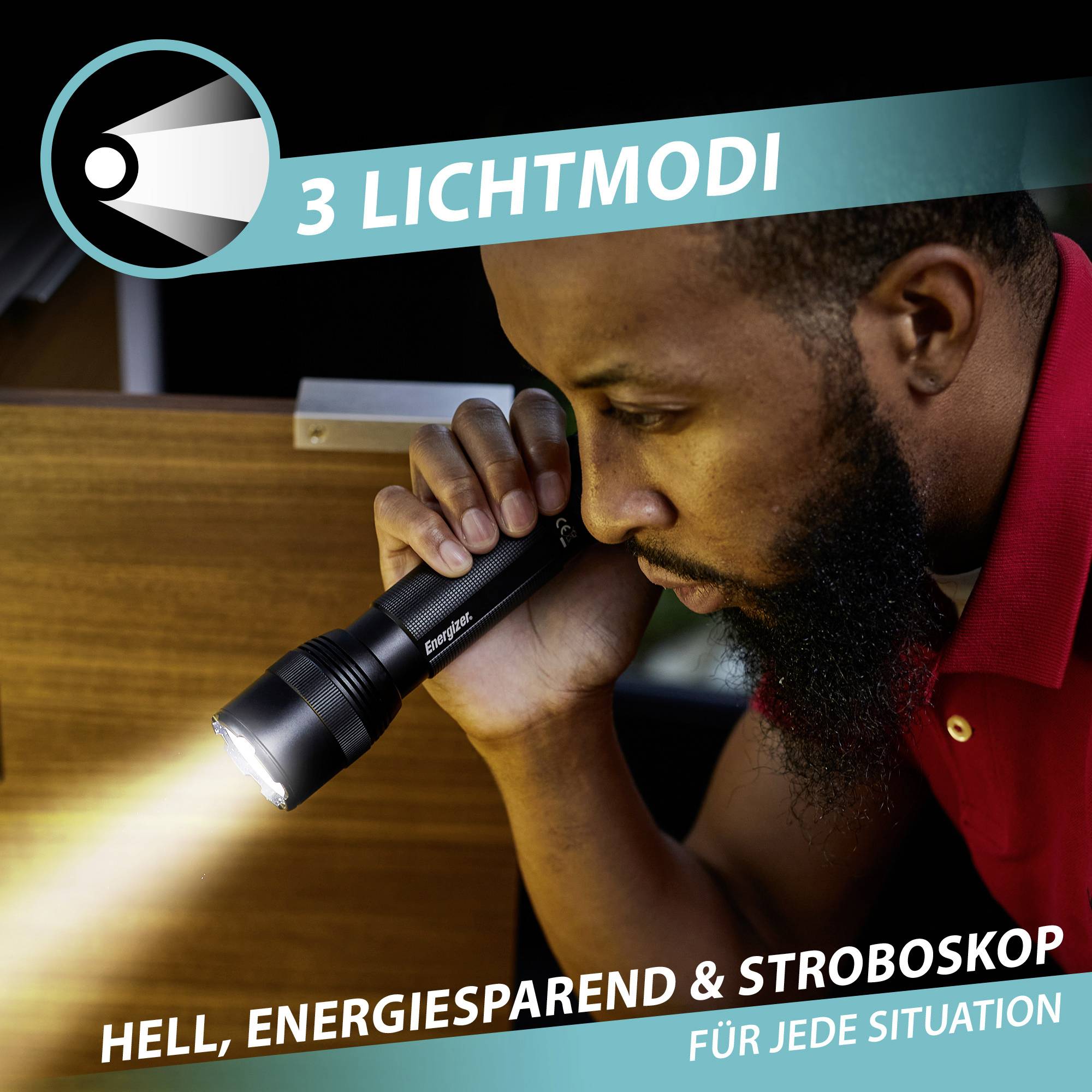 Ein Mann hält eine Taschenlampe, die eine leuchtende Lichtstrahl auf eine Holzoberfläche wirft. Text: '3 Lichtmodi: Hell, Energiesparend & Stroboskop'.