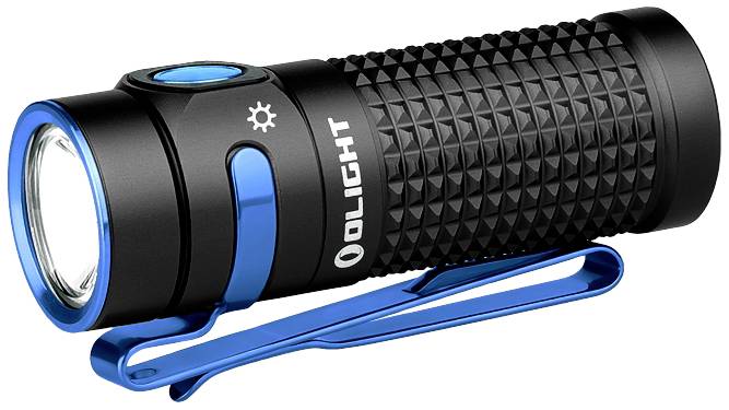 Schwarze Taschenlampe mit blauem Clip und griffiger Oberfläche, seitliche Taste für Lichtsteuerung, Marke 'Olight' zu sehen.