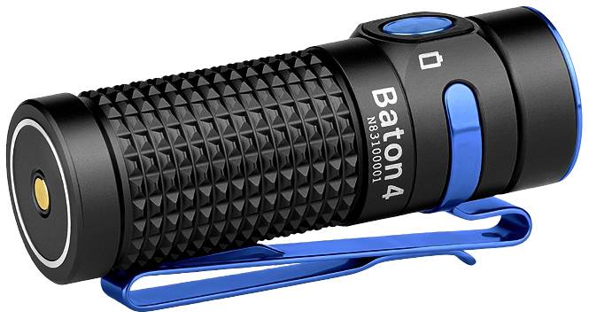 Taschenlampe mit blauem Clip, schwarzem geriffelten Griff und blauem Knopf. Modell 'Baton 4' ist auf schwarzem Gehäuse sichtbar.