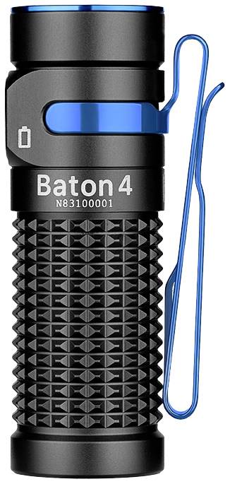 Eine kleine, schwarze Taschenlampe mit einem blauen Clip und der Aufschrift 'Baton4' auf dem Gehäuse, geeignet für den alltäglichen Gebrauch.