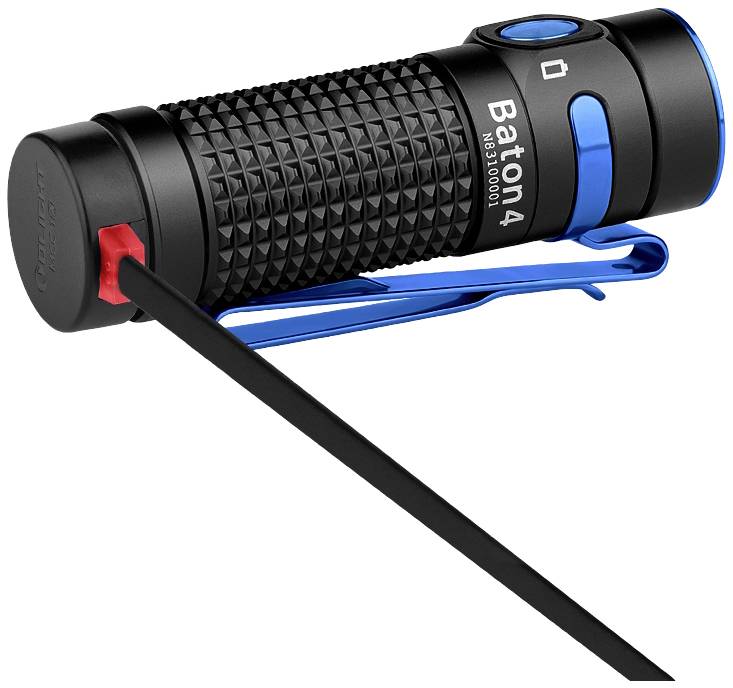 Eine schwarze Taschenlampe mit blauen Akzenten, Modell 'Baton 4', liegt auf der Seite. Sie besitzt eine strukturierte Oberfläche.