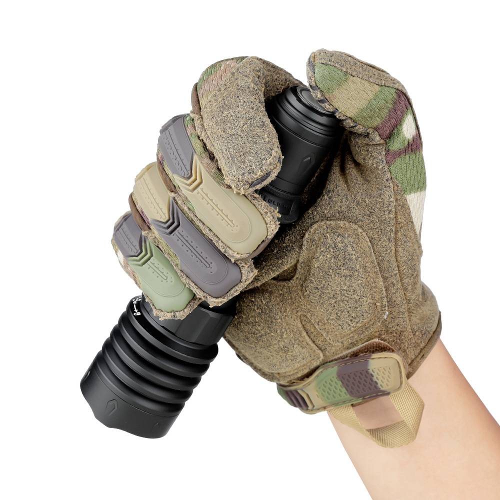 Hand mit taktischen Handschuhen hält eine schwarze Taschenlampe.
