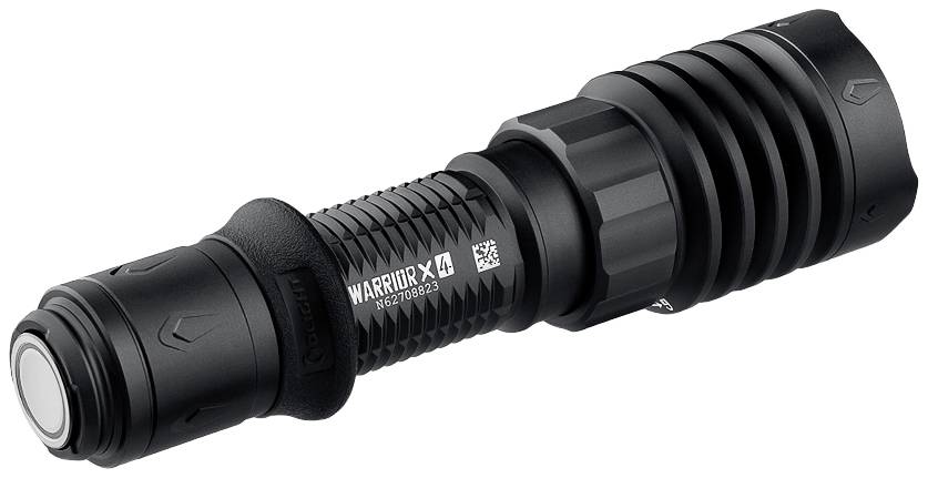 Eine schwarze Taschenlampe mit geriffeltem Griff, beschriftet mit 'WARRIOR X4'. Sie ist kompakt und robust gestaltet.