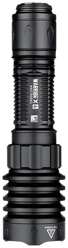 Schwarze Taschenlampe mit geriffeltem Griff und fokussiertem Strahlkopf. Vertikal ausgerichtet.