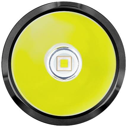 Nahaufnahme einer leuchtenden, gelben LED-Lampe in runder, schwarzer Fassung, zeigt ihre zentrale elektronische Komponente.