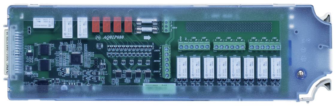 Elektronische Leiterplatte mit mehreren kleinen, quadratischen Komponenten, roten Knöpfen und beschrifteten Anschlüssen in einem Gehäuse.