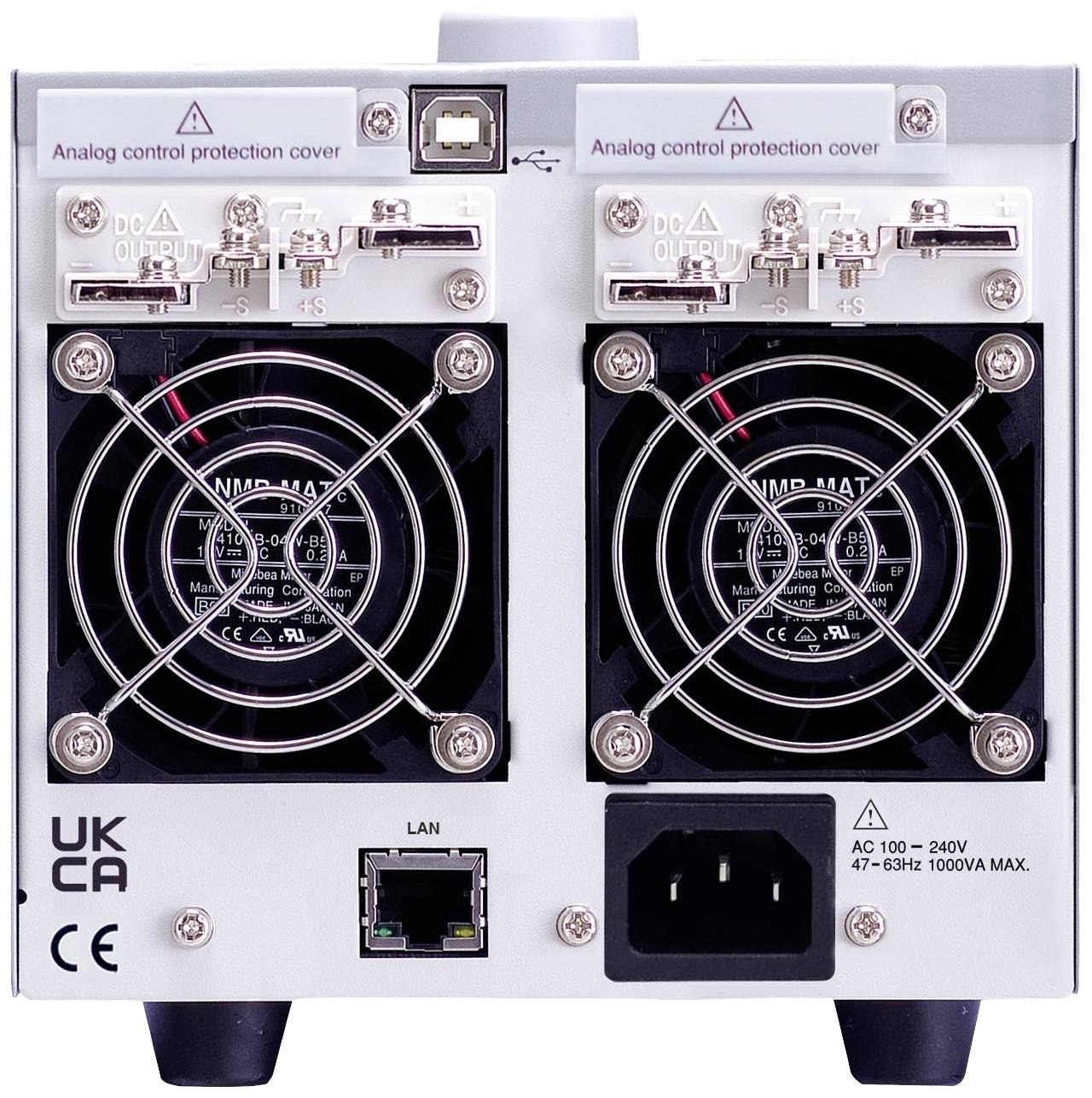 Rückseite eines elektronischen Geräts mit zwei Lüftern, LAN-Port, Stromanschluss und Aufklebern.