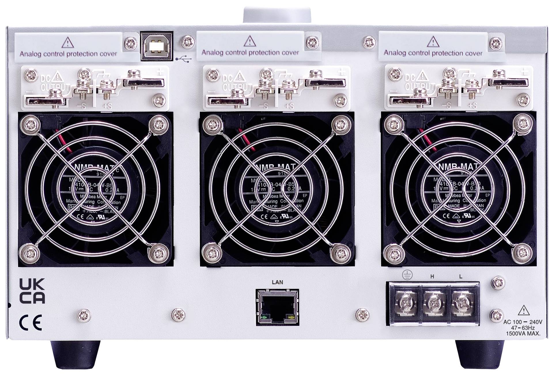 Die Rückseite eines elektrischen Geräts mit drei Kühllüftern, Anschlussbuchsen, Schaltern und dem UK-CA-Zeichen.