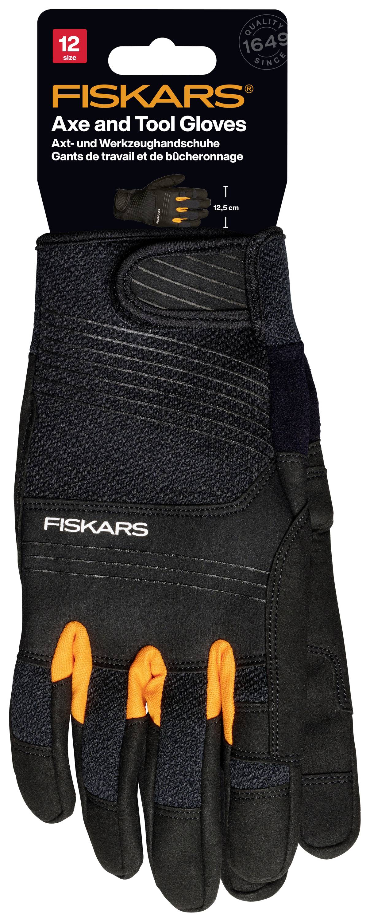 Schwarzer Handschuh von Fiskars mit orangefarbenen Fingerspitzen, geeignet für Axt- und Werkzeugarbeiten. Verpackung oben zeigt Markenlogo.